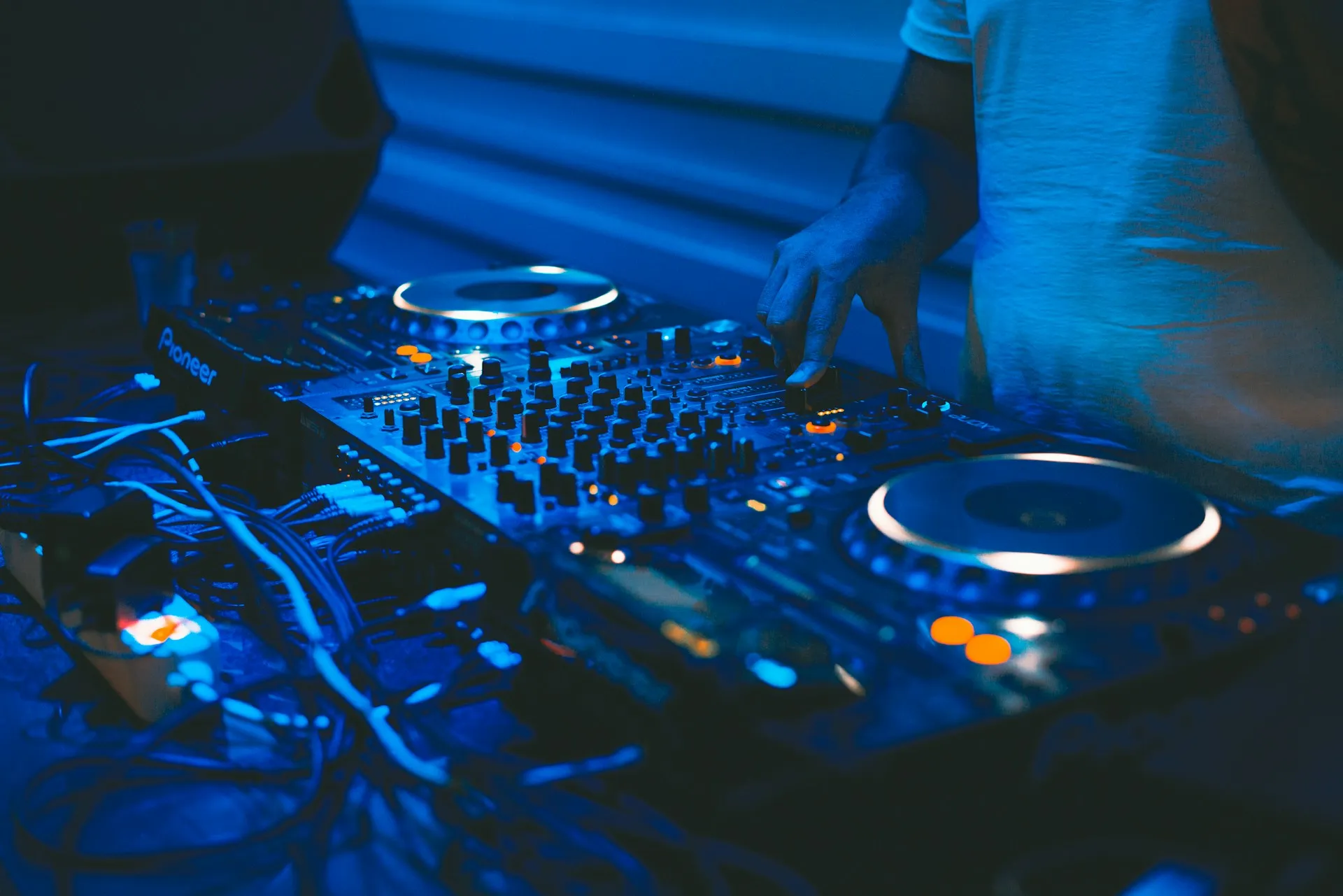 Prix DJ mariage La Rochelle et Charente-Maritime (17) : tarifs 2026