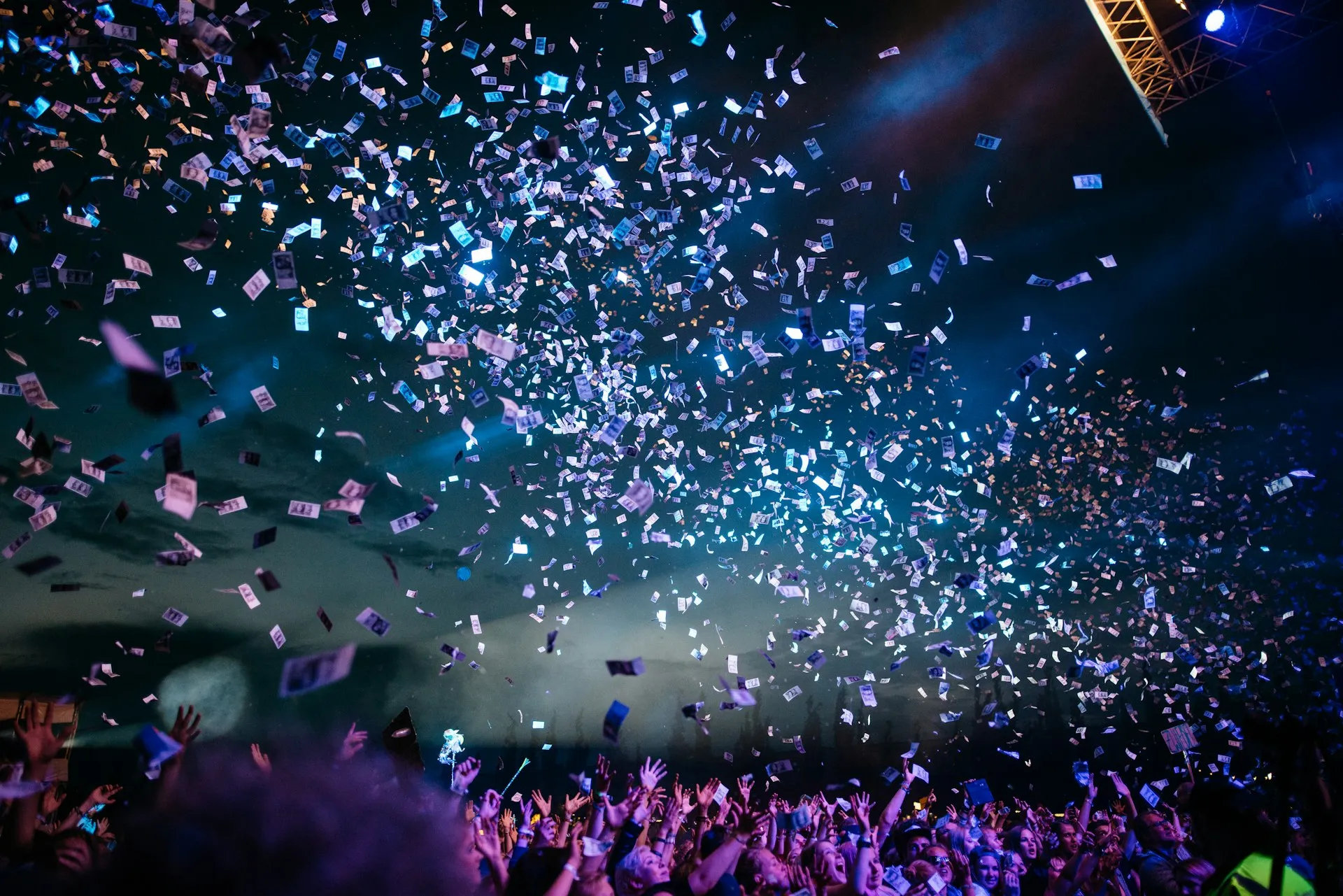 Piste de danse illuminée lors d'une soirée animée par DJ